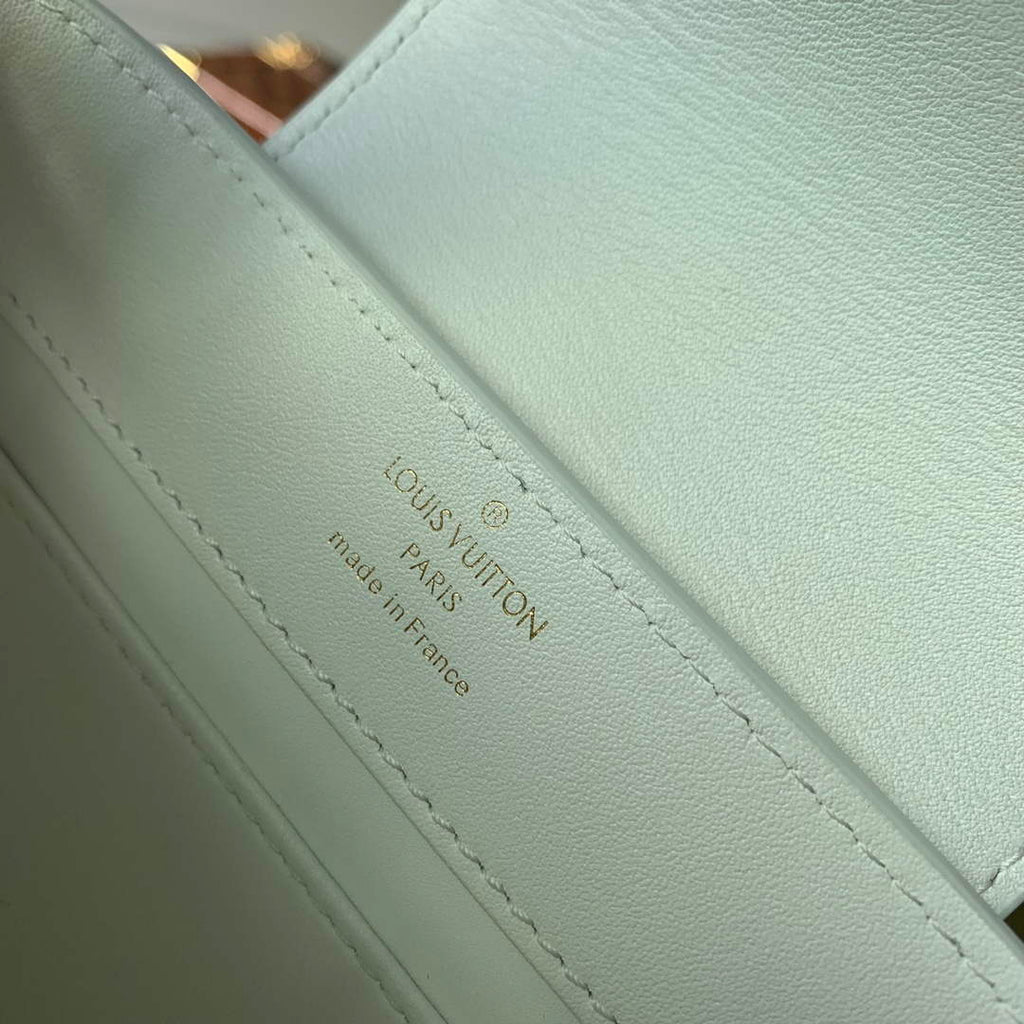 LV M22863 Louis Vuitton Capucines Mini Handbag White