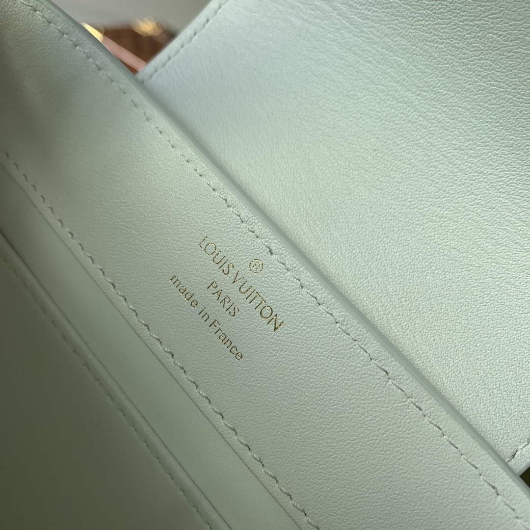 LV M22863 Louis Vuitton Capucines Mini Handbag White