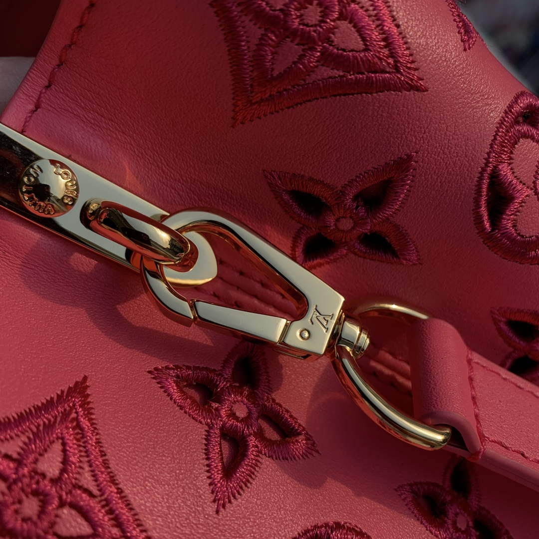 LV M22922 Louis Vuitton Capucines Mini Handbag Pink