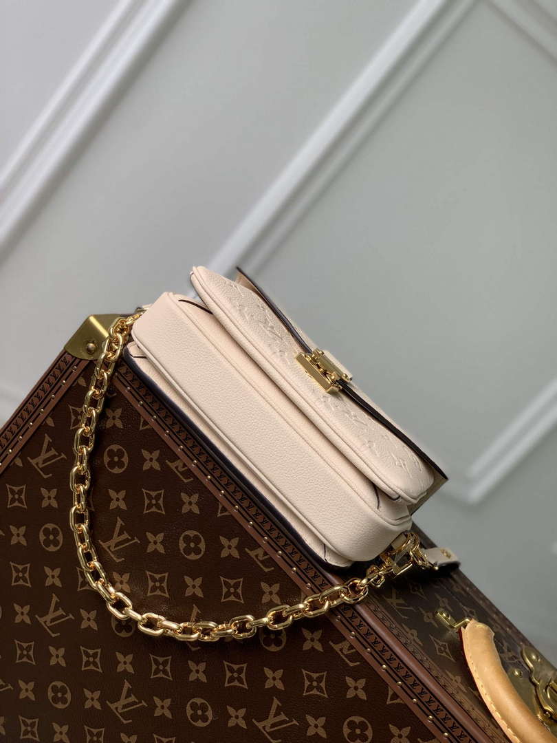 LV M22942 Louis Vuitton Pochette M¨¦tis East West Handbag Cr¨¨me Beige
