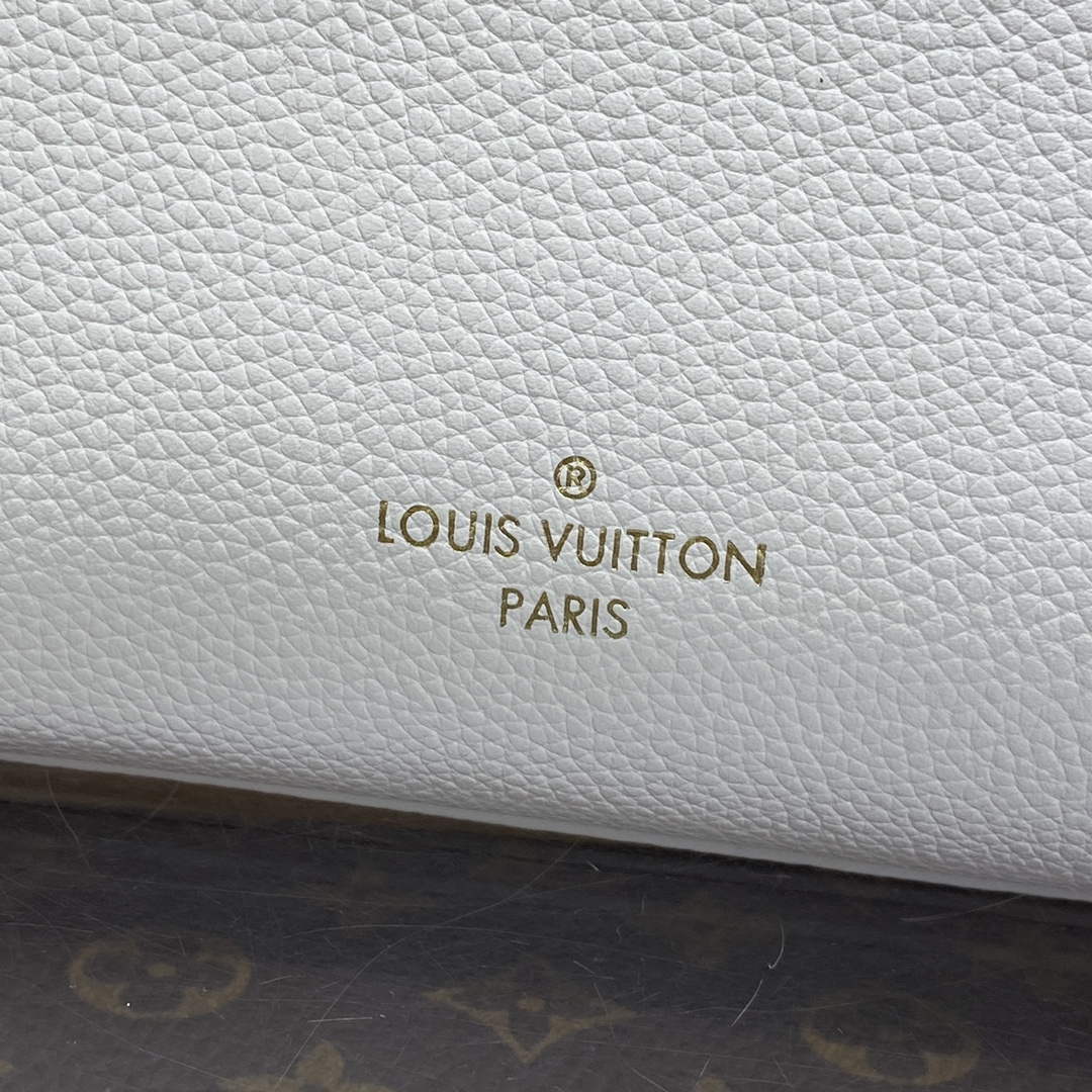 LV M23637 Louis Vuitton Lock & Go Handbag Quartz