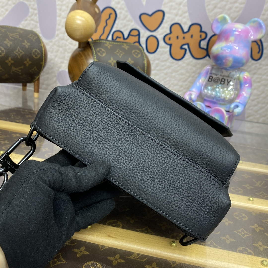 LV M23736 Louis Vuitton Pilot Slingbag Black - Default Title - View 13