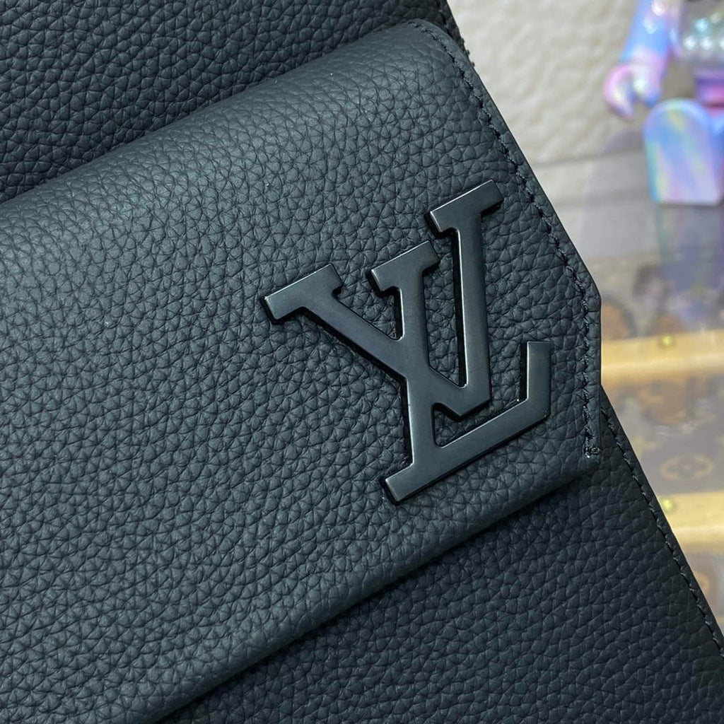 LV M23736 Louis Vuitton Pilot Slingbag Black