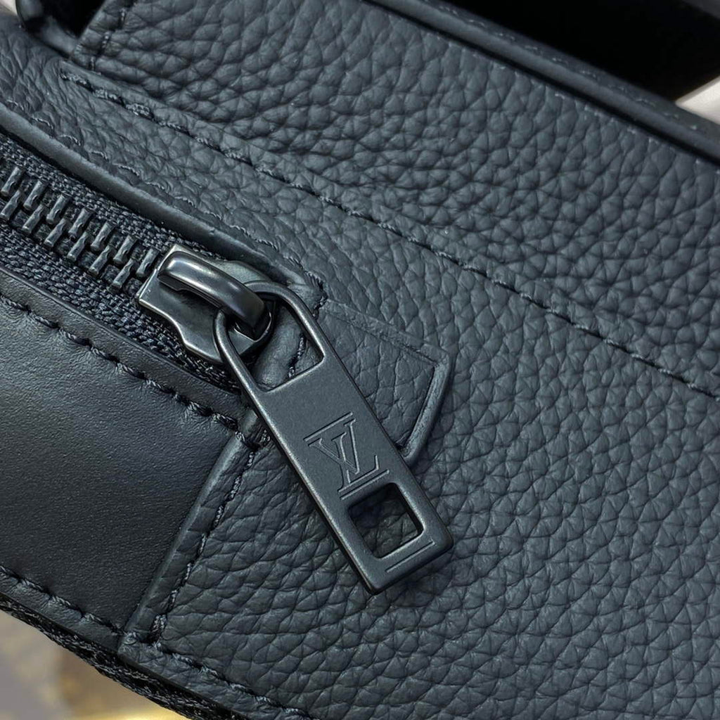 LV M23736 Louis Vuitton Pilot Slingbag Black