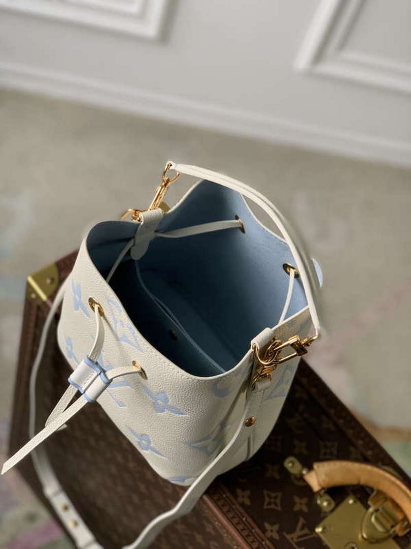 LV M24048 Louis Vuitton N¨¦oNo¨¦ BB Bucket Bag Latte White Blue