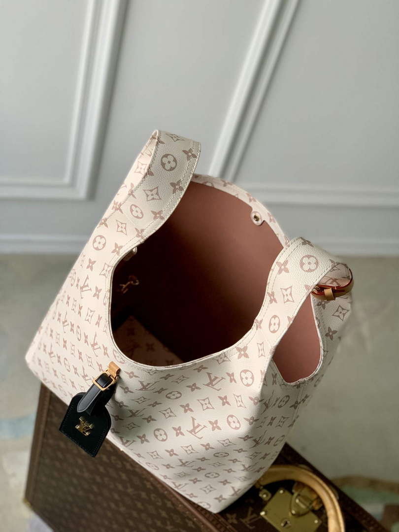 LV M24409 Louis Vuitton Atlantis GM Bag White - Default Title - View 9