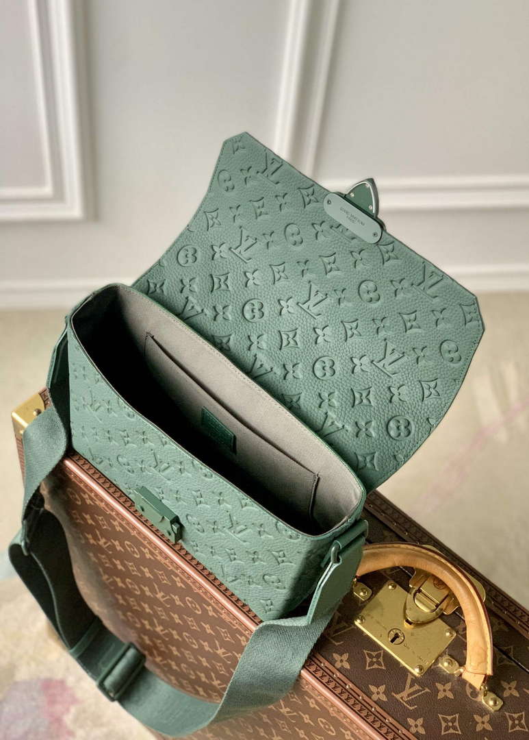 LV M24439 Louis Vuitton S-Cape Messenger Bag Forest Green