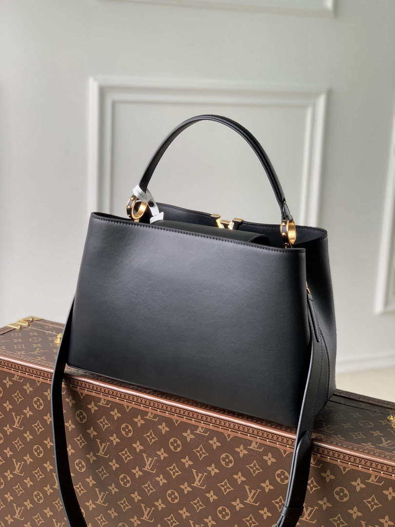 LV M24607 Louis Vuitton Capucines GM Souple Handbag Black