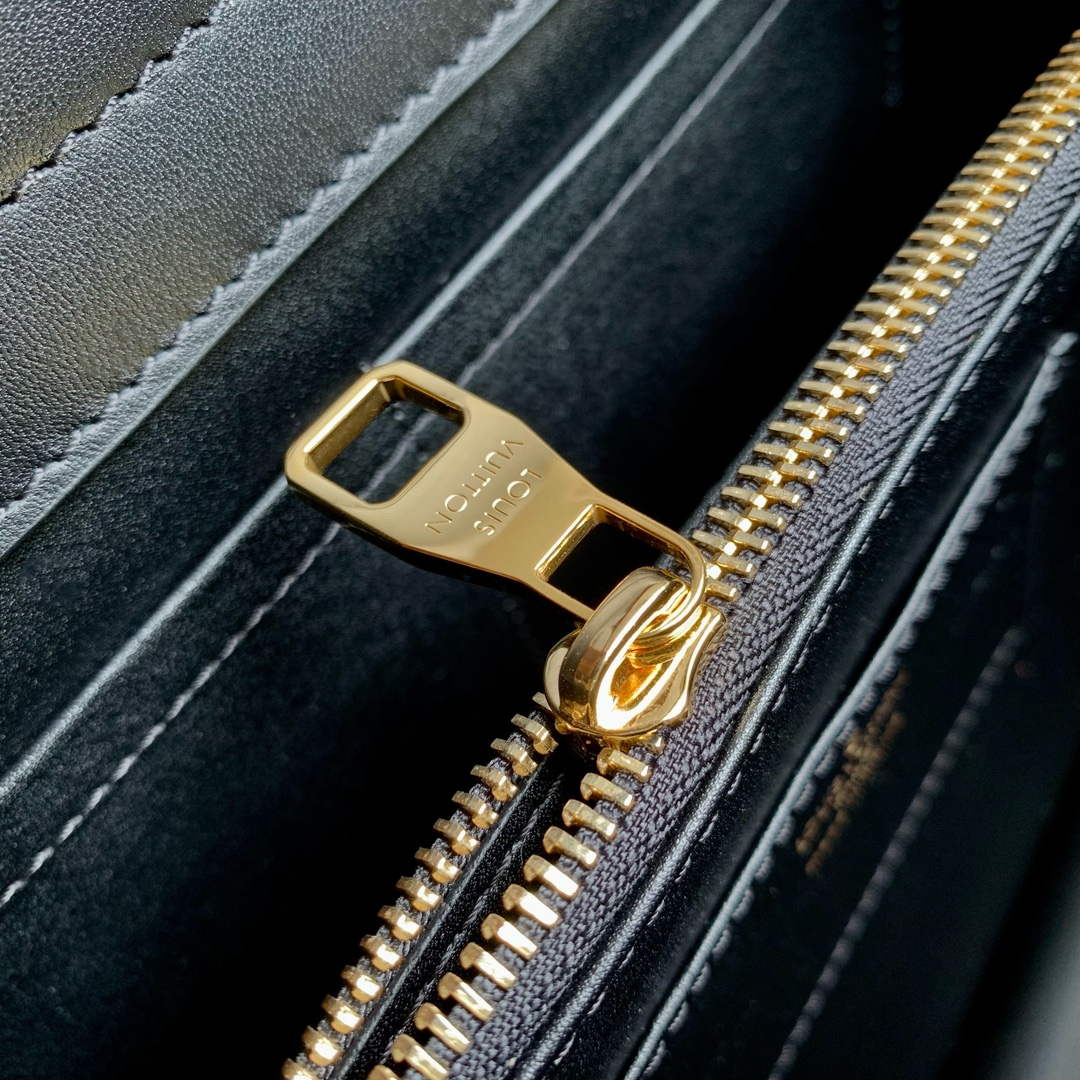 LV M24607 Louis Vuitton Capucines GM Souple Handbag Black