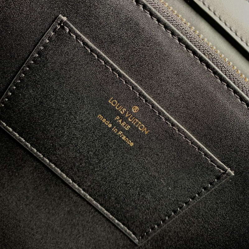 LV M24607 Louis Vuitton Capucines GM Souple Handbag Black
