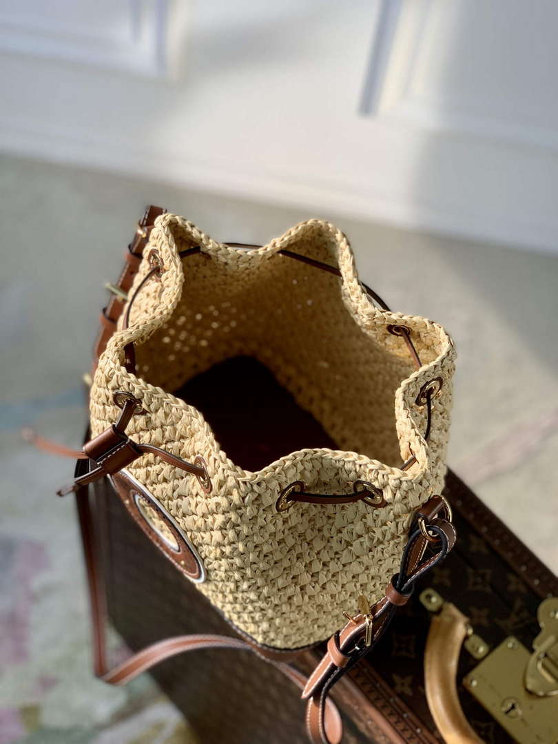 LV M24722 Louis Vuitton No¨¦ BB Bucket Bag Natural / Tan