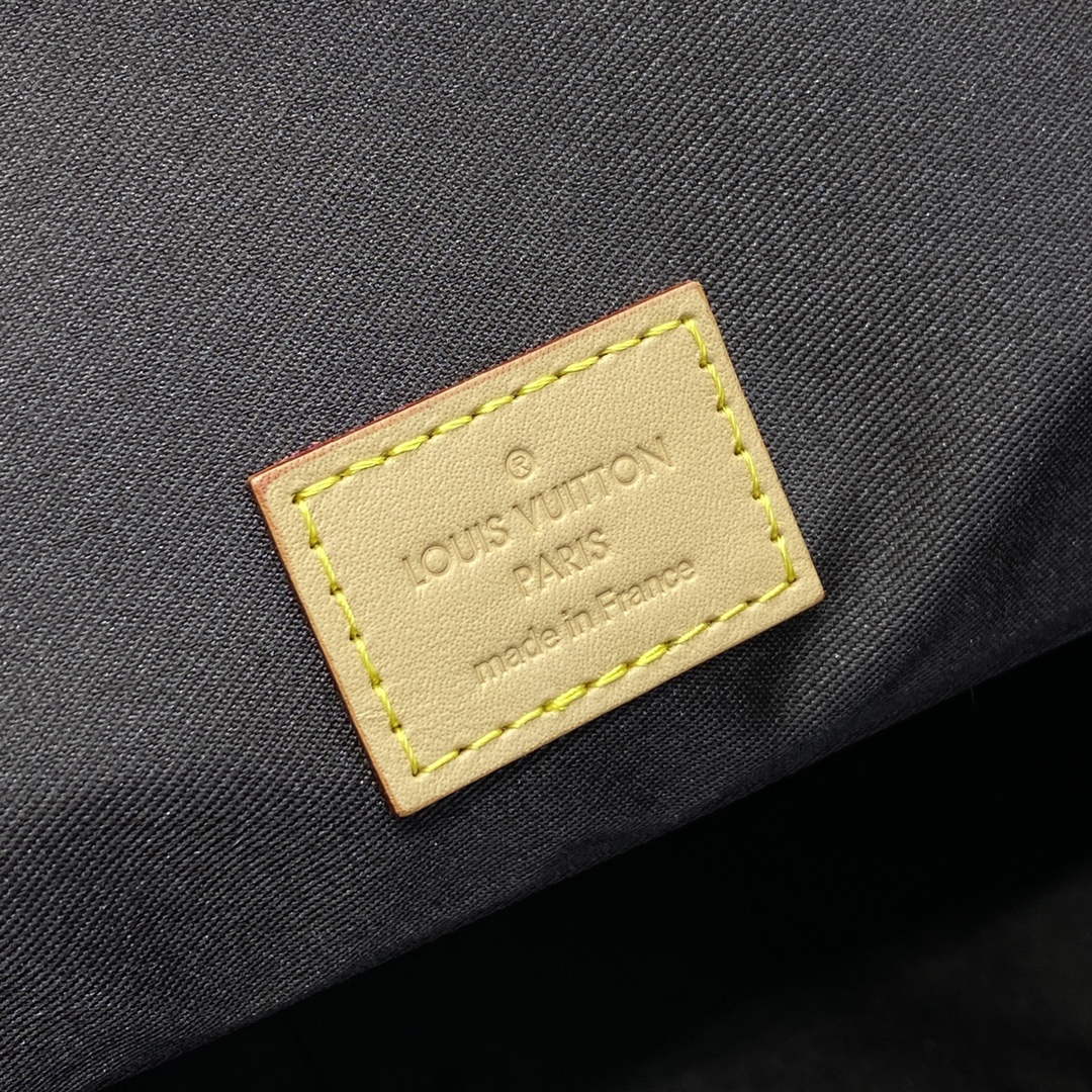 LV M25240 Louis Vuitton Christopher MM Backpack Vanilla
