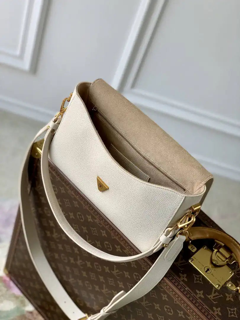 LV M25359 Louis Vuitton Soft Twist White