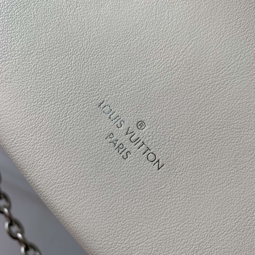 LV M25445 Louis Vuitton Slim Trunk Bag White
