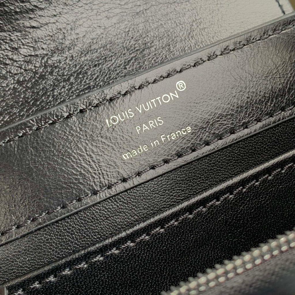 LV M25492 Louis Vuitton Capucines East-West Mini Bag Black