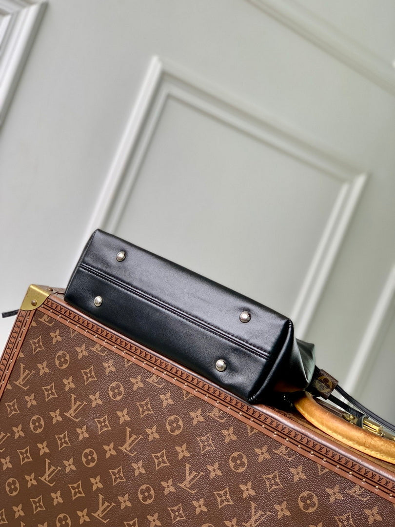 LV M25522 Louis Vuitton Off Duty Backpack Vibe Black