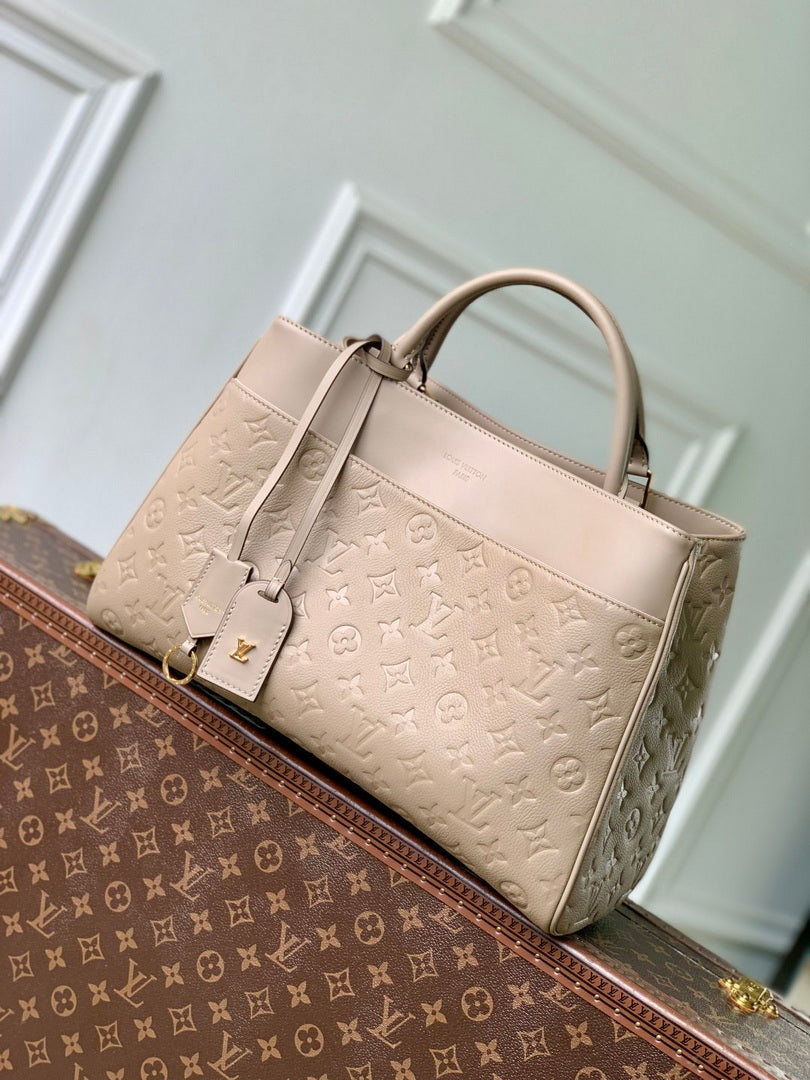LV M25575 Louis Vuitton Avenue MM Handbag Apricot