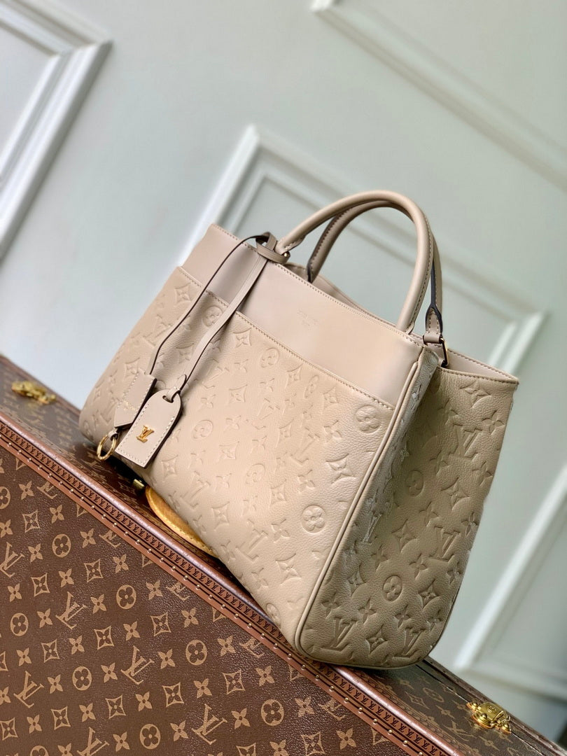 LV M25575 Louis Vuitton Avenue MM Handbag Apricot