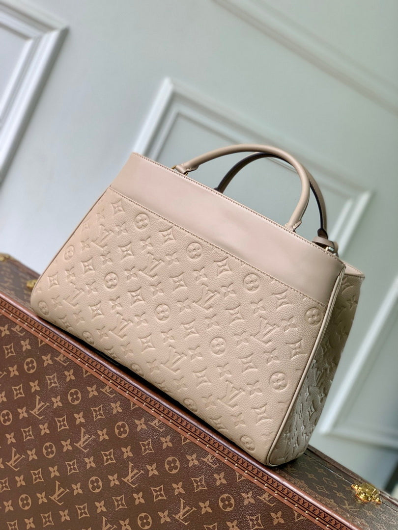 LV M25575 Louis Vuitton Avenue MM Handbag Apricot