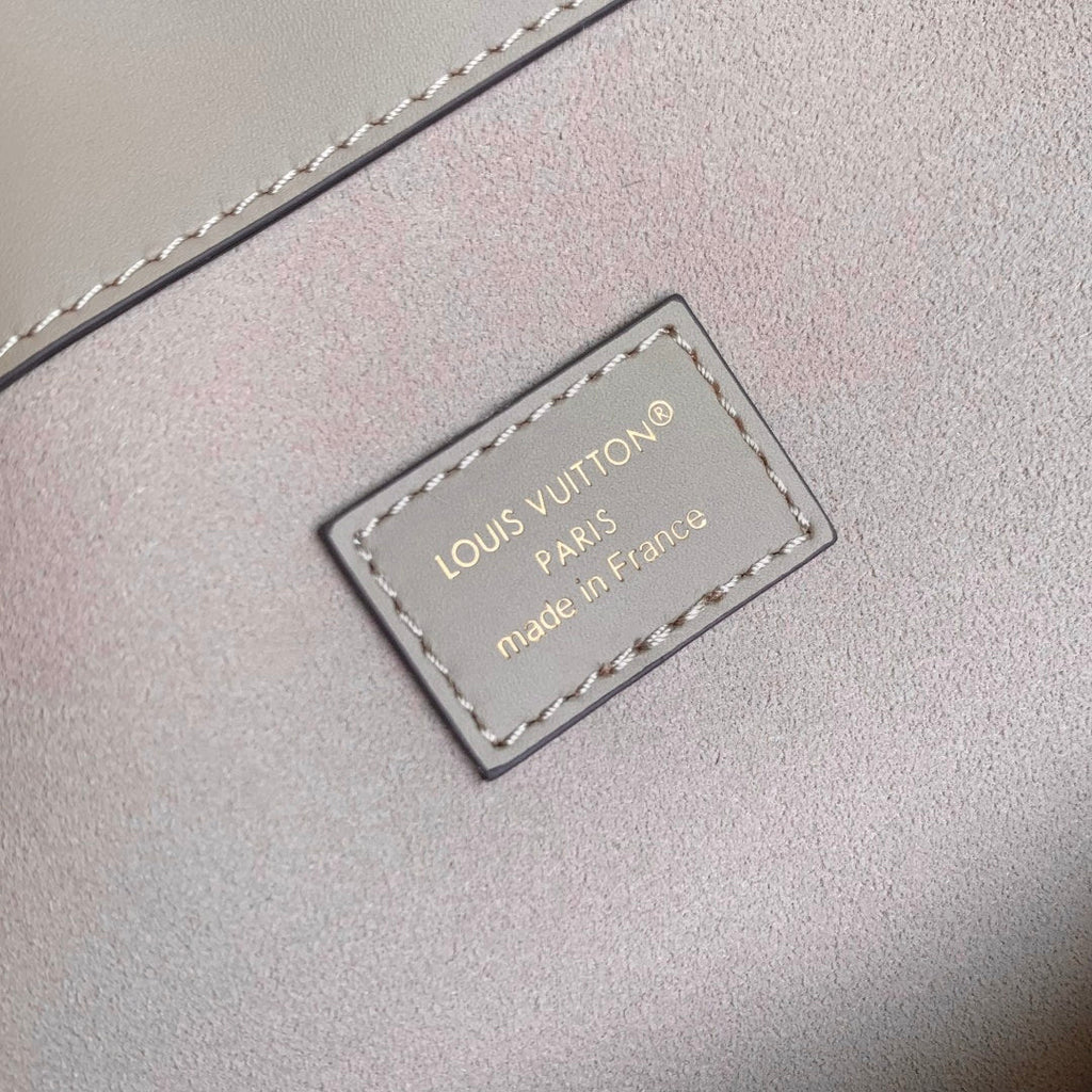LV M25575 Louis Vuitton Avenue MM Handbag Apricot