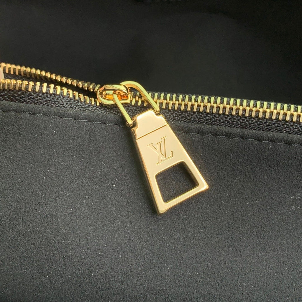LV M25575 Louis Vuitton Avenue MM Handbag Black