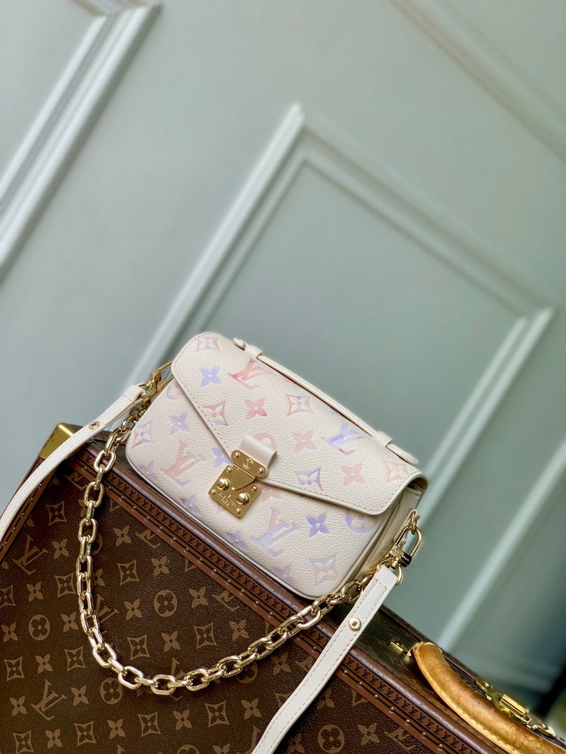 LV M25682 Louis Vuitton Pochette M¨¦tis East West Dream Cream