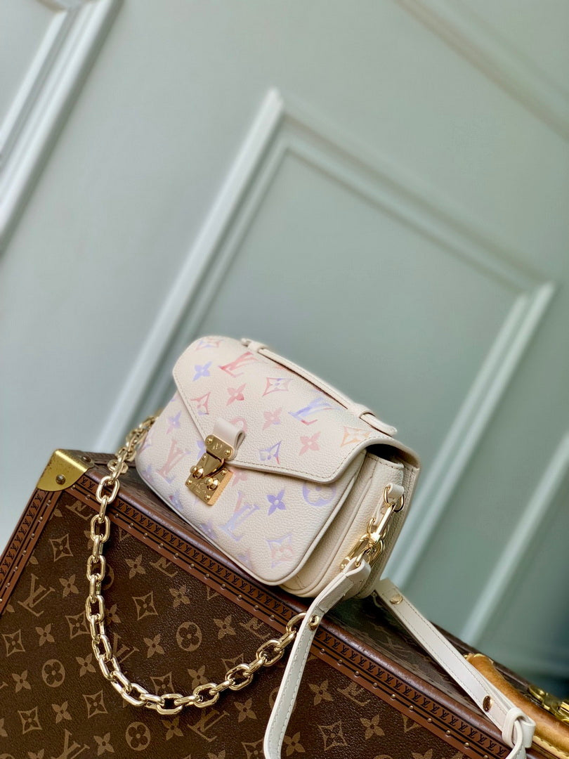 LV M25682 Louis Vuitton Pochette M¨¦tis East West Dream Cream