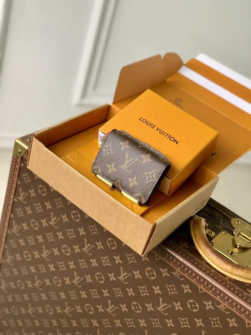 LV M25732 Louis Vuitton Travels With Grace Coddington Pawket Purse