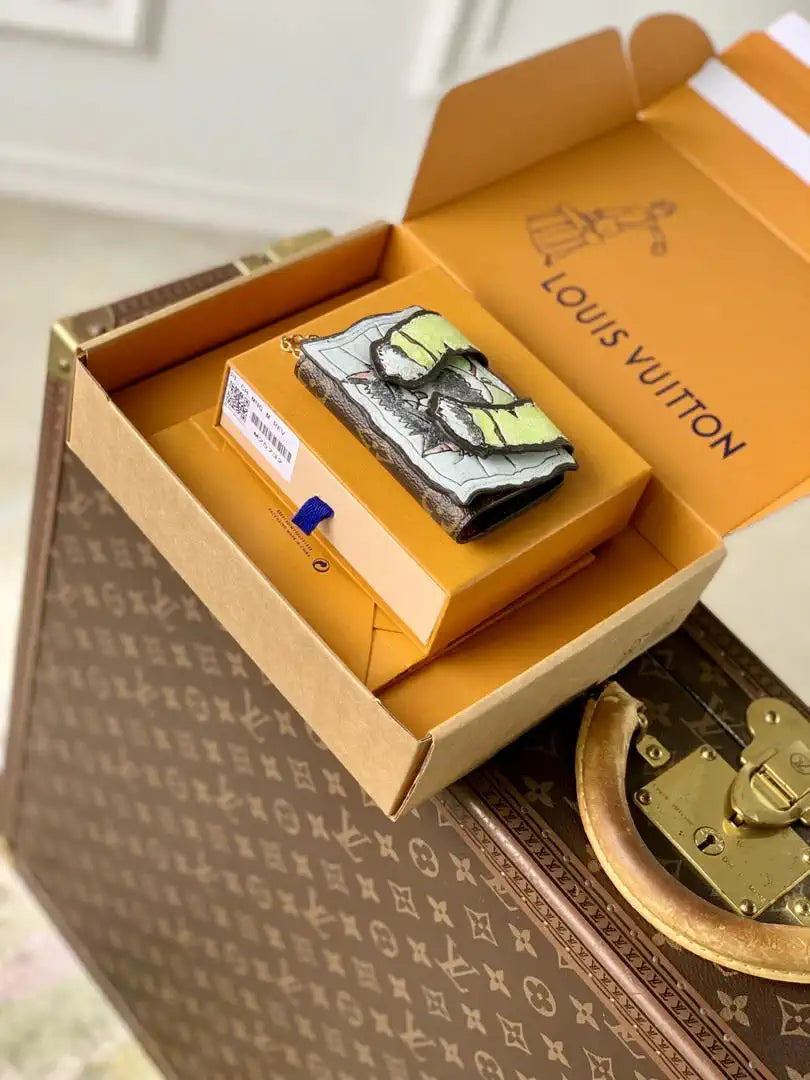 LV M25732 Louis Vuitton Travels With Grace Coddington Pawket Purse