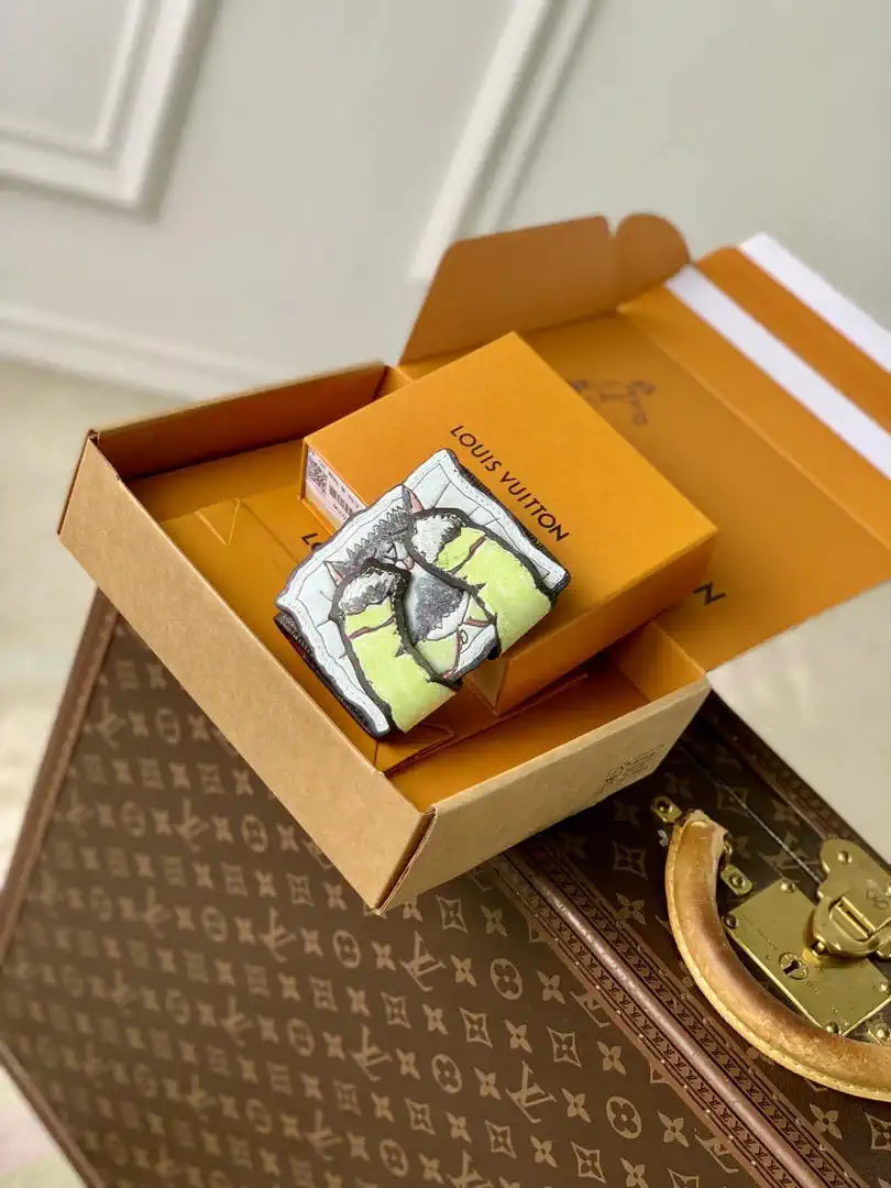 LV M25732 Louis Vuitton Travels With Grace Coddington Pawket Purse