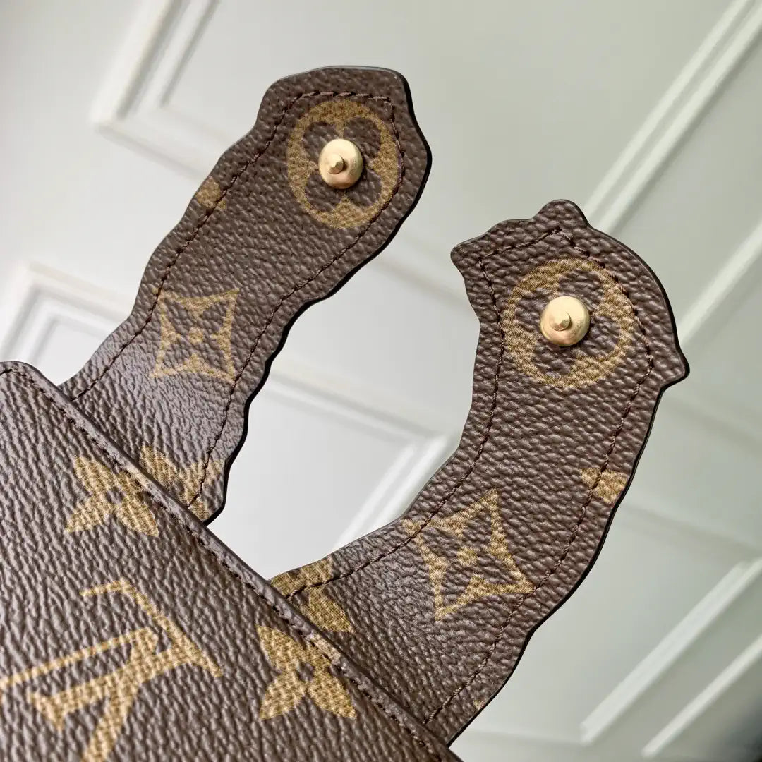 LV M25732 Louis Vuitton Travels With Grace Coddington Pawket Purse