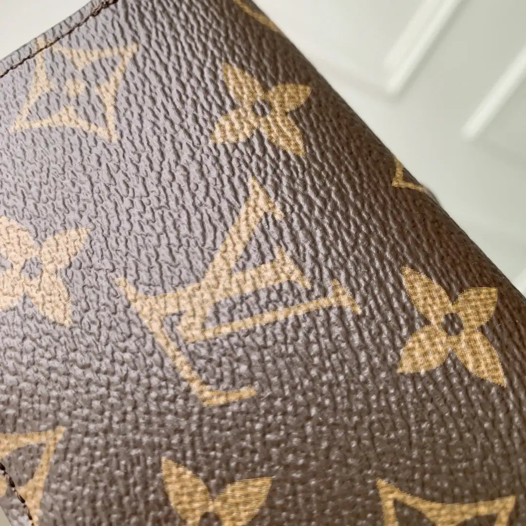 LV M25732 Louis Vuitton Travels With Grace Coddington Pawket Purse