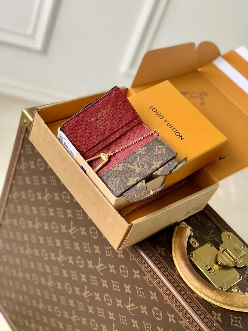 LV M25732 Louis Vuitton Travels With Grace Coddington Pawket Purse