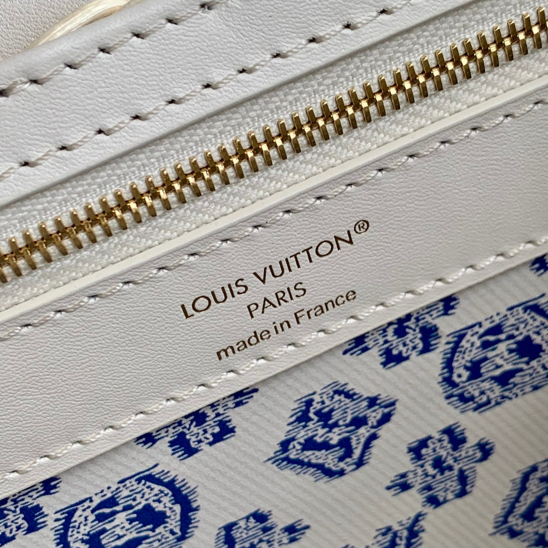 LV M26004 Louis Vuitton Capucines Mini Bag White