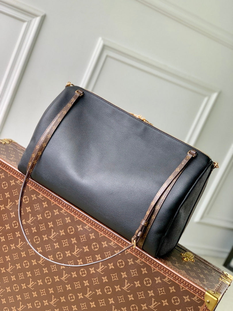 LV M26037 Louis Vuitton Express GM Bag Black