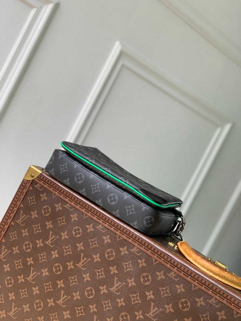 LV M26052 Louis Vuitton Trio Messenger Bamboo Green
