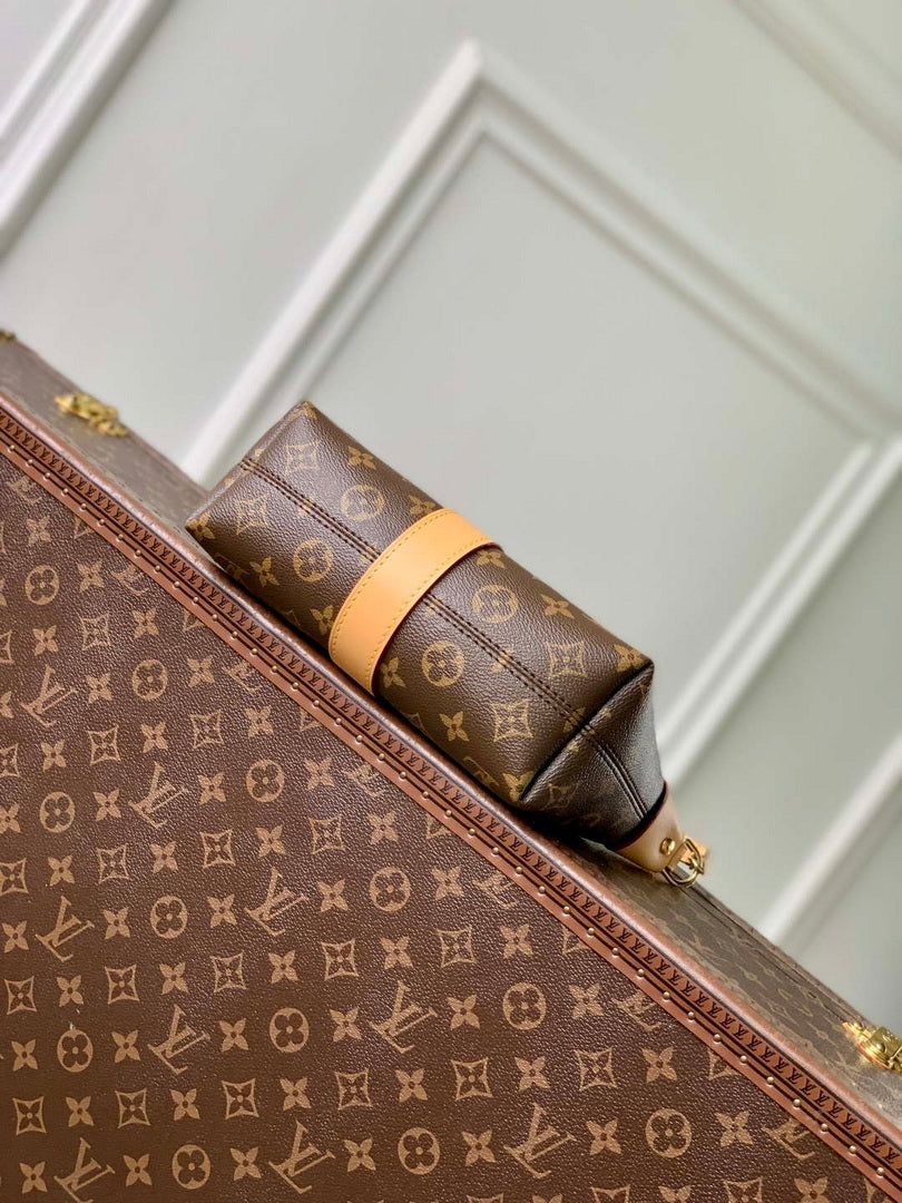 LV M26191 Louis Vuitton Pochette Mia Bag Monogram
