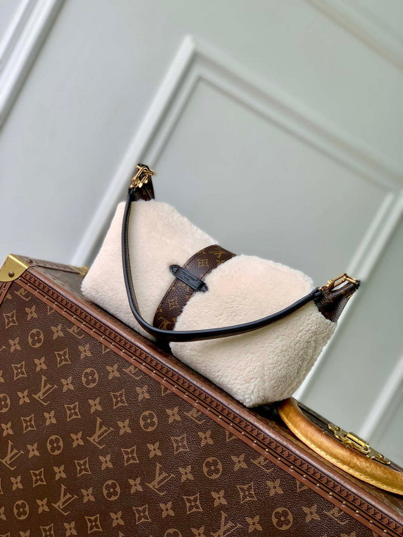 LV M26245 Louis Vuitton Pochette Mia Bag Creme