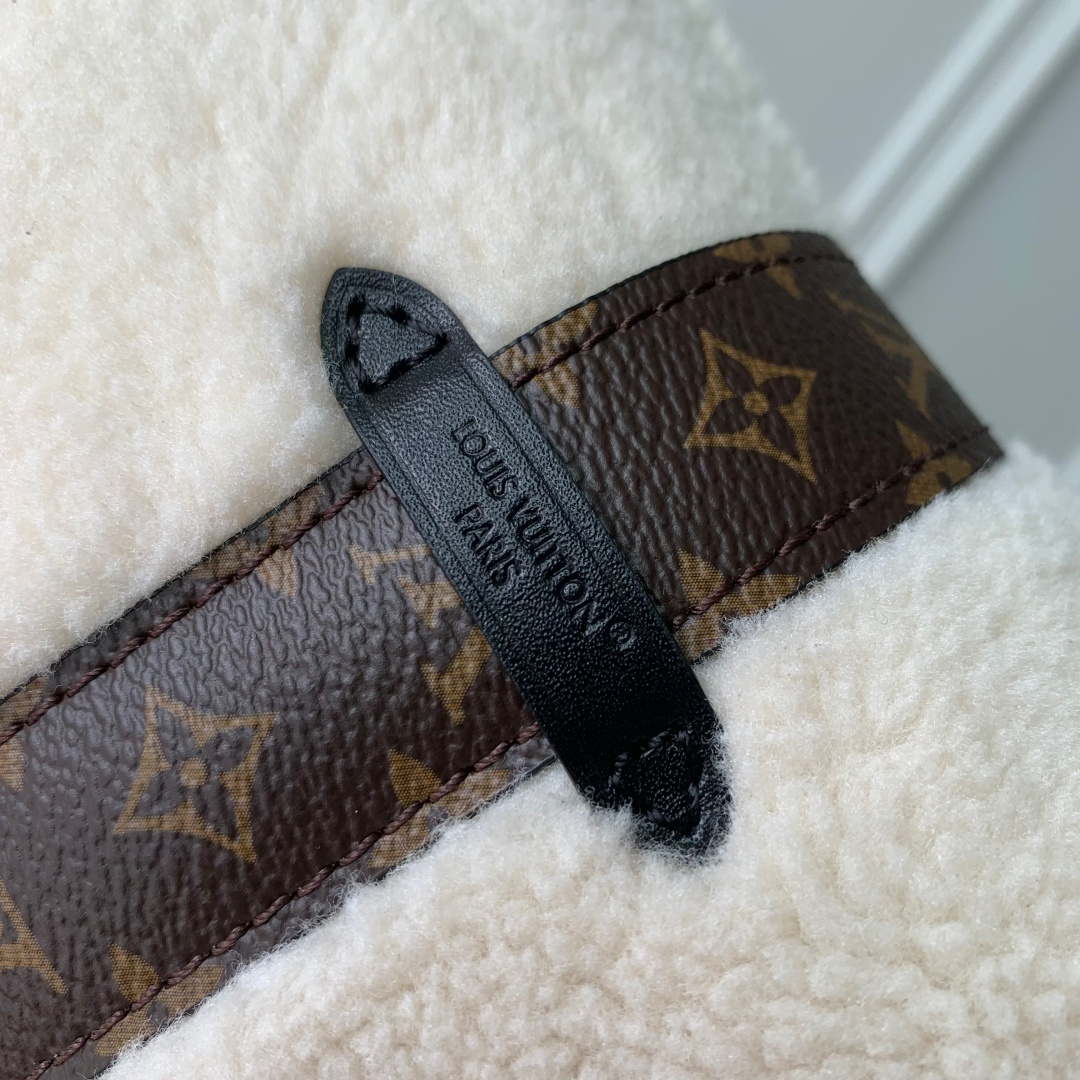 LV M26245 Louis Vuitton Pochette Mia Bag Creme