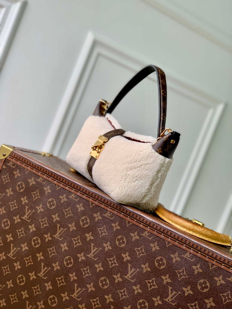 LV M26245 Louis Vuitton Pochette Mia Bag Creme