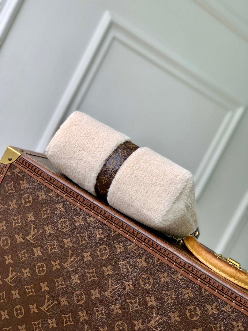 LV M26245 Louis Vuitton Pochette Mia Bag Creme