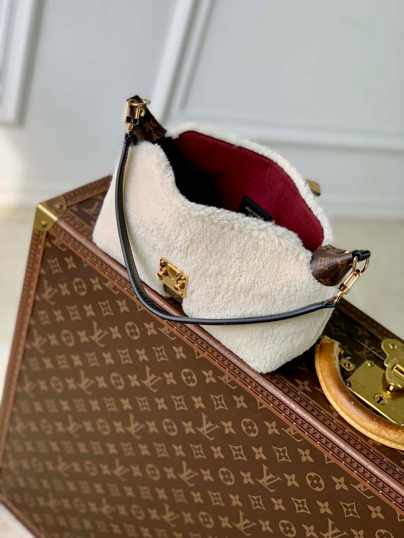 LV M26245 Louis Vuitton Pochette Mia Bag Creme