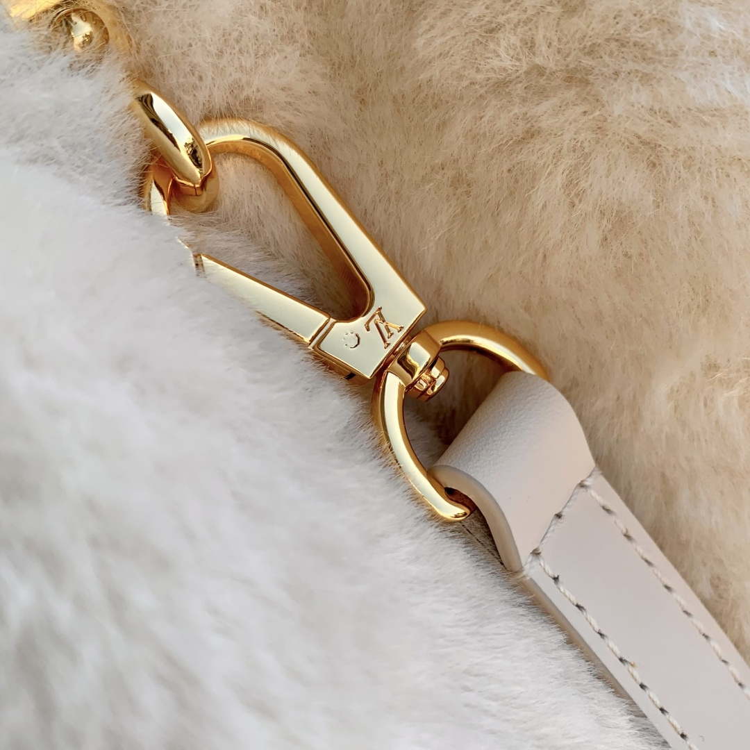 LV M26324 Louis Vuitton Capusnow Handbag Cream