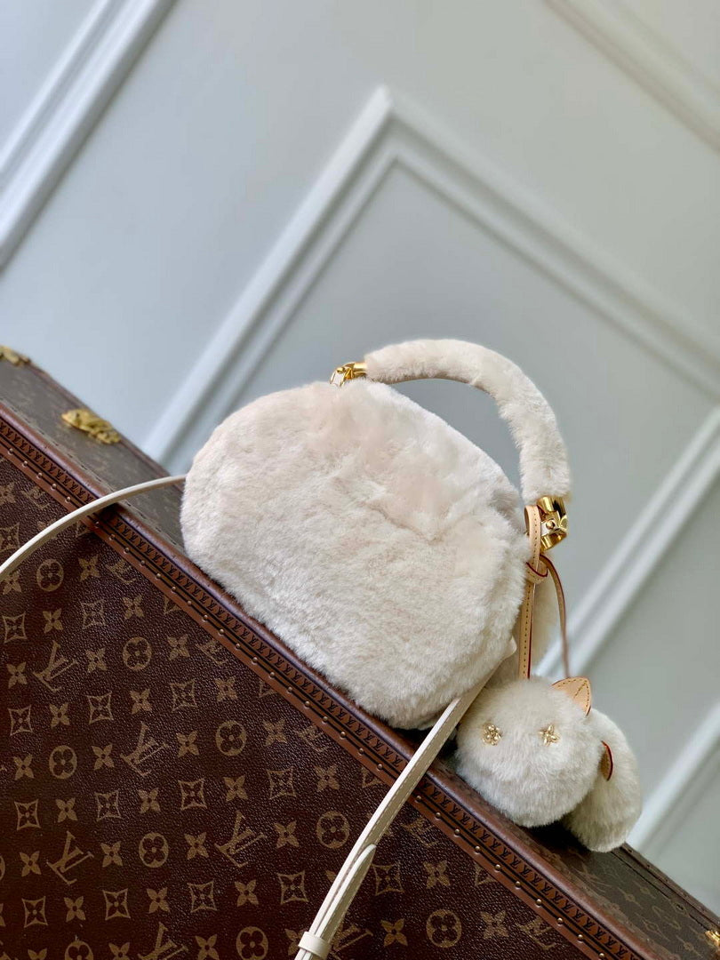 LV M26324 Louis Vuitton Capusnow Handbag Cream