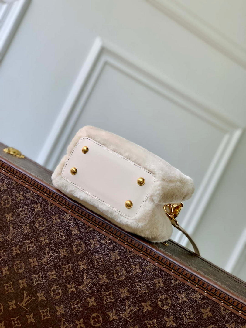 LV M26324 Louis Vuitton Capusnow Handbag Cream