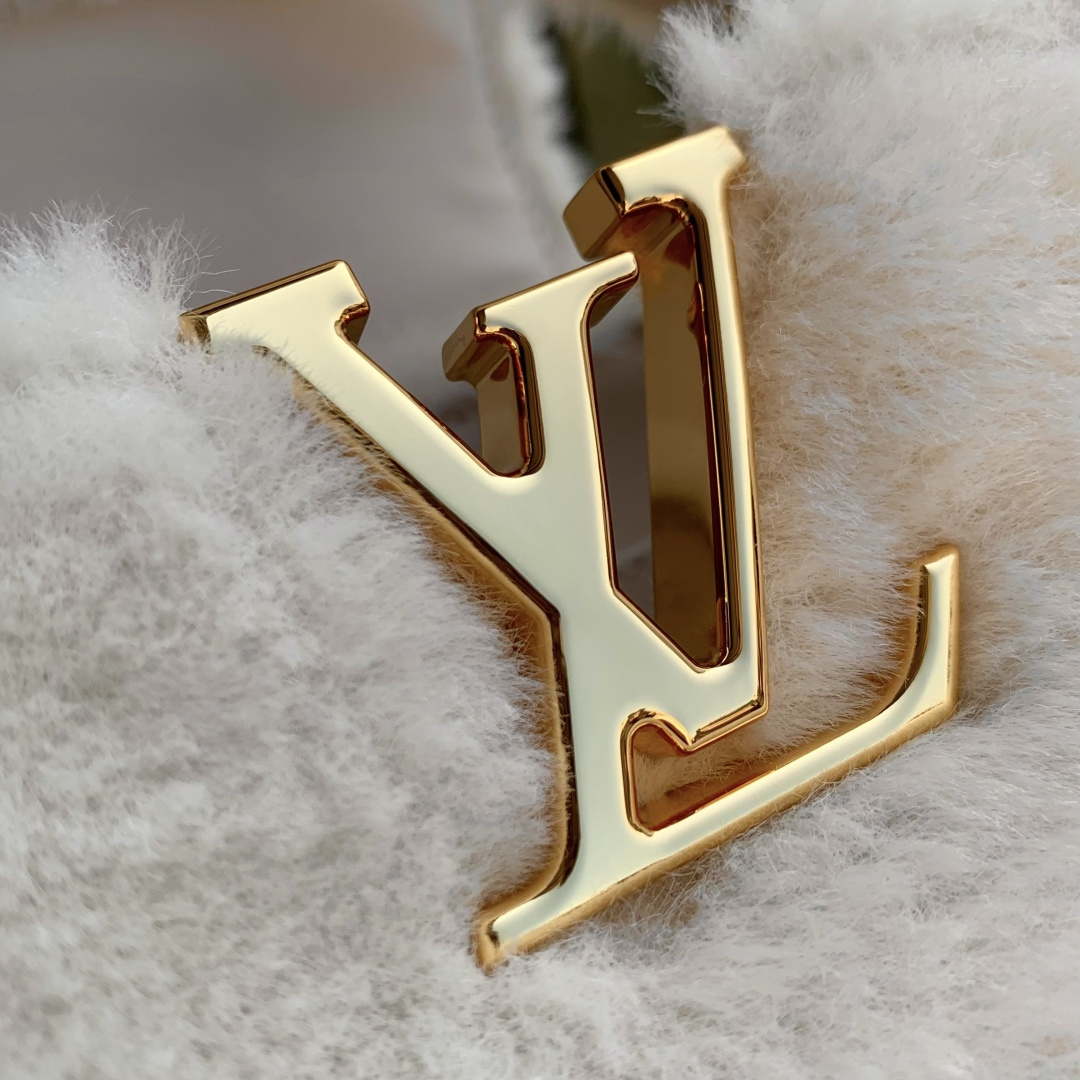 LV M26324 Louis Vuitton Capusnow Handbag Cream