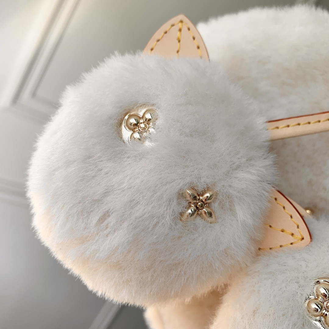 LV M26324 Louis Vuitton Capusnow Handbag Cream