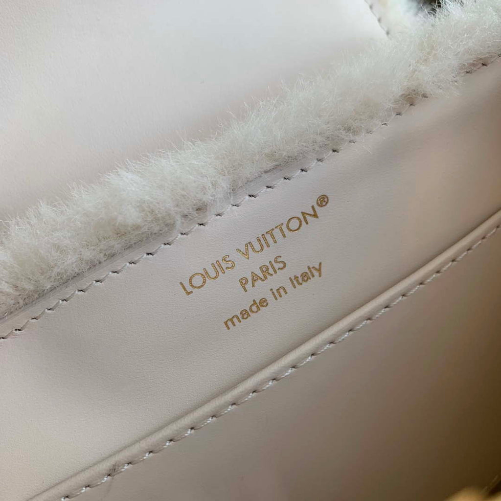 LV M26324 Louis Vuitton Capusnow Handbag Cream