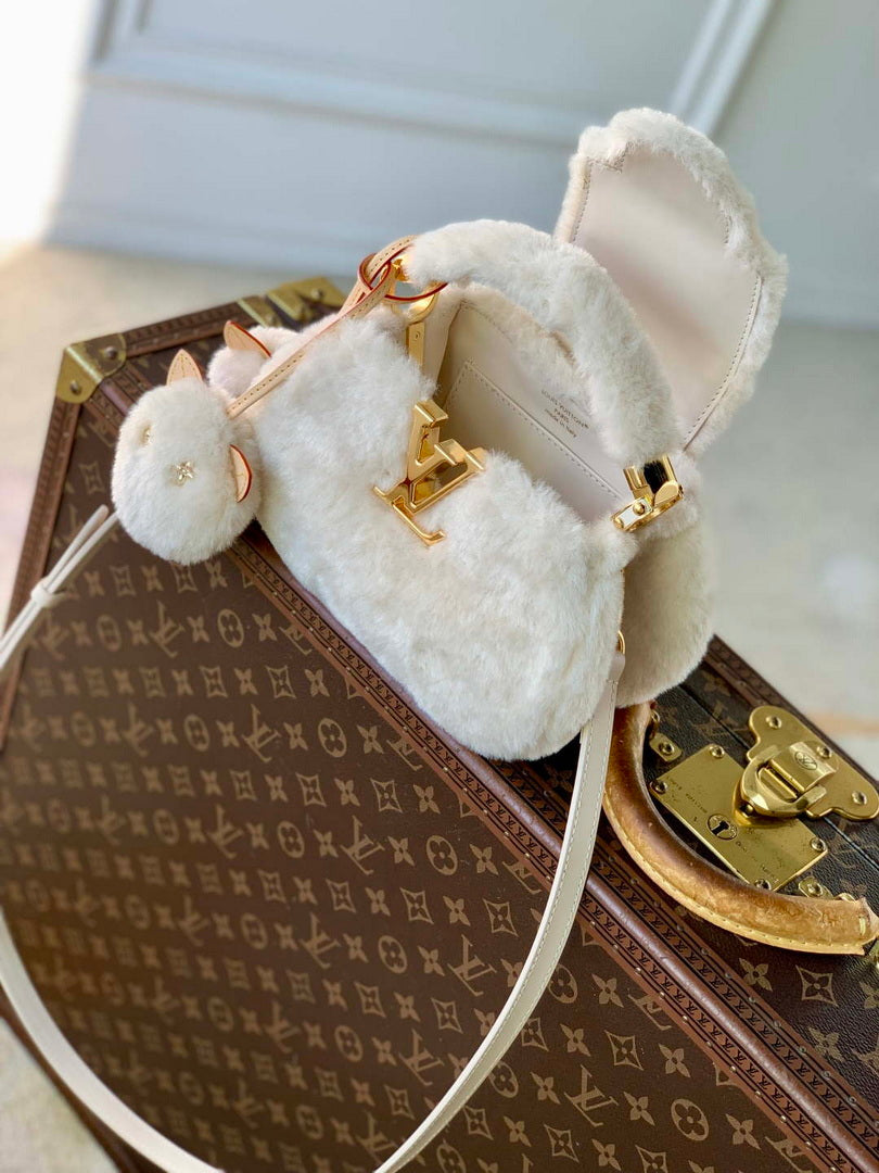 LV M26324 Louis Vuitton Capusnow Handbag Cream