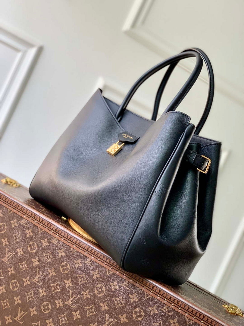 LV M26338 Louis Vuitton Vendome MM Bag Black